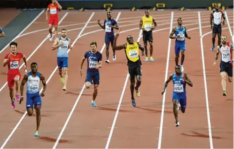  ?? Foto: Adrian Dennis, afp ?? Der Moment, in dem der Muskel krampfte: Usain Bolt muss als Schlussläu­fer der 4x100 Meter Staffel das Rennen abbrechen.
