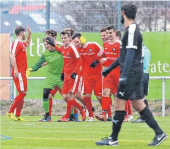  ?? FOTO: PETER SCHLIPF ?? Rot jubelt, schwarz ist frustriert: Die TSG landete einen Kantersieg.