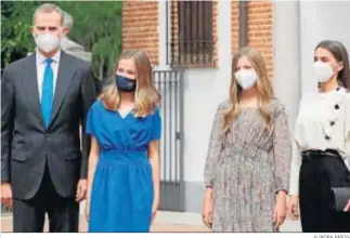  ?? EUROPA PRESS ?? Los Reyes Felipe y Letizia posan con sus hijas, Leonor y Sofía, a la salida de la iglesia.