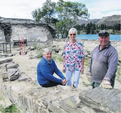  ?? PHOTO: PAM JONES ?? Preserving history . . . Old Cromwell Inc Society board members Helen Scoles (left) and Estelle Scott stand with heritage stonemason Keith Hinds, of St Bathans, at the restoratio­n work on walls of the old Athenaeum Hall in the Cromwell Heritage Precinct.