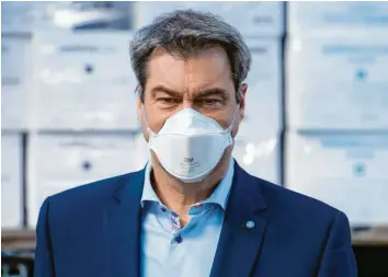  ?? Foto: Sven Hoppe, dpa ?? Ministerpr­äsident mit Mundschutz: So wie Markus Söder auf diesem Bild werden künftig deutlich mehr Menschen unterwegs sein. Bund und Länder empfehlen, Masken im Handel und im Nahverkehr zu tragen.