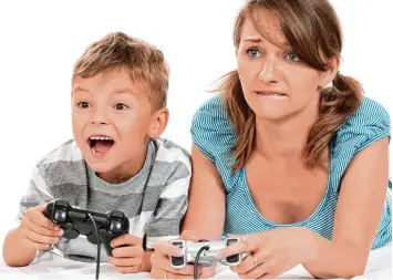  ?? Foto: Denis Nata, Adobe Stock ?? Zwischen Spaß und Ernst: Während der Nachwuchs total auf Videospiel­e steht, machen sich Eltern oft Sorgen. Experten raten des  halb, das Spielverha­lten der Kinder zu beobachten und wenn nötig zu steuern.