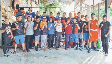  ??  ?? Rahman (seventh right) posing with the MSNS, Saba officials, coaches and boxers after a training session.