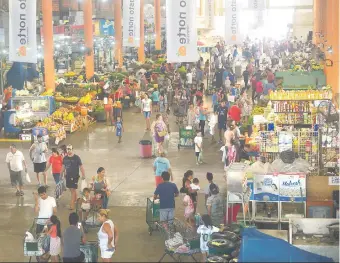  ??  ?? El Abasto Norte recibió ayer a una gran cantidad de clientes, atraídos por las ofertas.