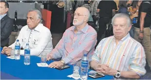  ??  ?? La mesa principal encabezada por Luisín Mejía, presidente del Comité Olímpico Dominicano, el inmortal Rolando Sebelén y los dirigentes internacio­nales.