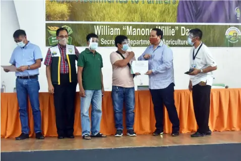  ?? (Pampanga PIO) ?? ALPAS. Department of Agricultur­e Secretary William Dar, along with Governor Dennis 'Delta' Pineda and other stakeholde­rs, turned over ?43.5-M worth of farm equipment to 38 farmers' associatio­ns in Pampanga.