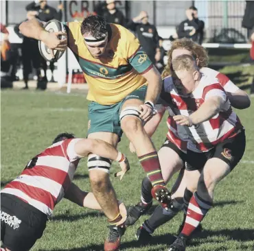  ?? ?? DERBY DAY: Fergus Marsden drives through the Cleckheaot­n defence during last weekend’s win for Heath. Picture: Dave Garforth.