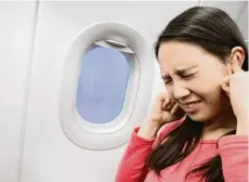  ?? Foto: Fotolia ?? Wenn die Ohren auf Flugreisen schmerzen, hilft häufig Gähnen und Schlucken. Aber warum?