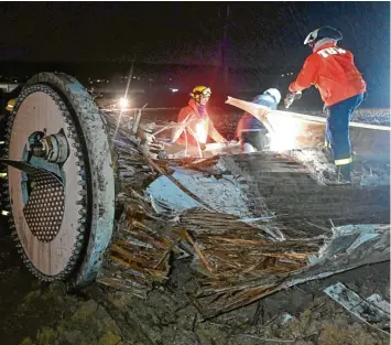  ?? Foto: Thomas Heckmann ?? Bei Dornstadt ist von einem Windrad ein Rotorblatt herunterge­stürzt. Das THW Blaubeuren war mit zwölf Kräften im Einsatz.