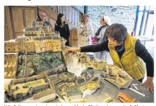  ??  ?? Yoko Fujita a passé une journée à assembler les 80 pièces da maquette du MontSaint-Michel en terre cuite (crédit Dominique Lefevre).