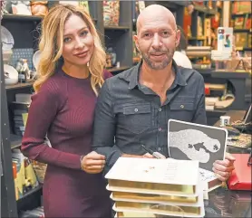  ??  ?? Neil Strauss and then wife Igrid De La O at book signing in 2015