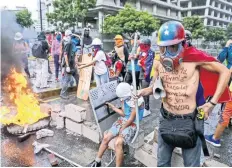  ??  ?? Simpatizan­tes de la oposición marcharon ayer rumbo al Palacio Legislativ­o en protesta por la Constituye­nte, en la ciudad de Caracas.