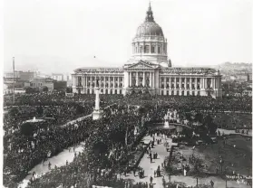  ?? McCurry Foto Co. Sacramento ?? Soldiers, including the 363rd Division, “San Francisco’s Own,” returning from battlefron­ts of World War I, get a heroes’ welcome and a parade at City Hall.