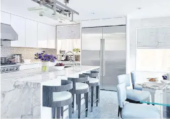  ?? JENNY KIRSCHNER ?? Although kitchen backsplash­es are often made of porcelain or ceramic tile, Jenny Kirschner used stainless steel to give this open, airy kitchen a fresh, modern look.