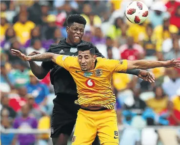  ?? Picture: Gallo Images ?? Leonardo Castro of Kaizer Chiefs and Nyasha Monetsi during yesterday’s encounter in Durban.