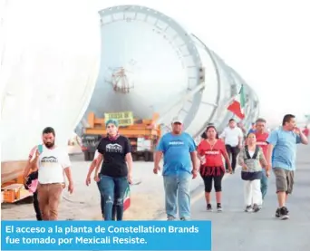  ??  ?? El acceso a la planta de Constellat­ion Brands fue tomado por Mexicali Resiste.