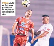  ??  ?? DUELO. Osvaldo Rodríguez y Luis Garrido disputan el esférico por el aire.