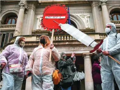  ?? EUROPA PRESS ?? Manifestan­tes ayer en Valencia que reclaman la liberación de las patentes de las vacunas anticovid