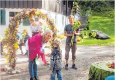  ?? FOTO: SCHULE ?? Zum Schulstart an der Freien Schule Allgäu haben die Schüler von ihren Lehrern eine Sonnenblum­e bekommen.