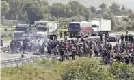  ??  ?? Molestos. Habitantes de Palmarito cerraron la autopista México-puebla para evitar el ingreso de los marinos.