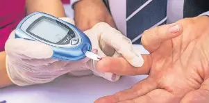  ??  ?? Wer die Diagnose Diabetes bekommt, muss den Umgang mit der Krankheit erst lernen. Dazu gehört auch das Blutzucker­messen.