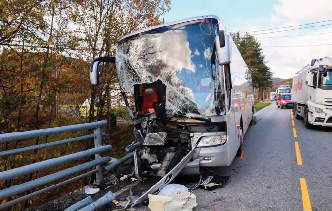  ?? FOTO: JARLE R. MARTINSEN ?? Bussen fikk store skader i fronten etter ulykken. Eleven som ble sittende fastklemt, satt foran til høyre.