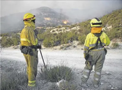  ?? ÁNGEL DE CASTRO ?? Uno de los equipos del Gobierno de Aragón en la extinción de uno de los incendios del pasados verano.