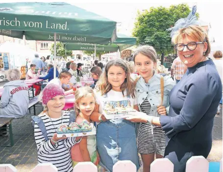  ?? FOTO: DETLEF ILGNER ?? Einen Cup-Cake-Wettbewerb gab es auch beim Brunnenfes­t 2019 schon: Amelie, Hannah, Mia, Karla sowie Ulrike Freier (v. l.) präsentier­ten kleine Törtchen für die Jury.