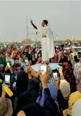  ??  ?? Regina nubiana Alaa Salah, 22 anni, alla protesta