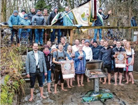  ?? Foto: Schützenve­rein Schwabmühl­hausen ?? Die Schwabmühl­hauser Schützen nahmen kaltblütig die Herausford­erung an: Sie grillten heiße Bratwürste in der kalten Singold und spendeten für die Kartei der Not.