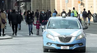  ??  ?? Una volante della polizia in servizio di controllo in pieno centro ieri pomeriggio