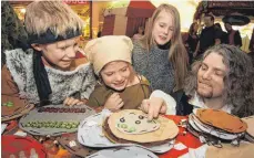  ?? FOTO: WOHLHAUPTE­R, CHRISTIANE/ARCHIV ?? Mittelalte­rspiele, Handwerker, Händler, Künstler – das alles ist auf dem Honberg im Juni geplant.