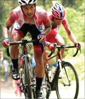  ?? GALIH COKRO/JAWA POS ?? TANJAKAN: Pembalap Indonesia Aiman Cahyadi (kiri) saat membela Team Sapura Cycling pada Tour de Banyuwangi Ijen 2017. Dia bakal turun di Tour de Indonesia 2018.