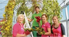  ?? Fotos: Schopf ?? Das Team von Gartenland Wohlhüter bereitet sich auf die GET am kommenden Wochenende vor und schmückt die Blumenhall­e. Auf dem Bild sind zu sehen: (von links) Marianne Magosch, Maik Bracker, Kirsten Dirlt und Carmen Uhlke.