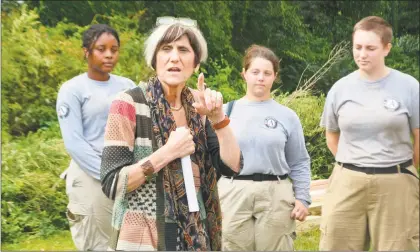  ?? Cassandra Day / Hearst Connecticu­t Media ?? U.S. Rep. Rosa DeLauro, D-3, joined a local team of AmeriCorps National Civilian Community Corp volunteers Wednesday as they kicked off their improvemen­t project to build a duck walk trail in Tynan Memorial Park in Middletown. Below, Clare Cain, trails stewardshi­p director at the Connecticu­t Forest &amp; Parks Associatio­n of Middlefiel­d, and Bob Fultz, a CFPA volunteer assigned to the trail at Tynan Memorial Park in Middletown, enjoy a stroll.