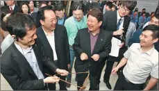  ??  ?? Delegates from Japan and South Korea experience Changsha’s intangible cultural heritage.