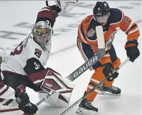  ?? ED KAISER ?? The Oilers’ Ty Rattie tries to deflect the puck on Arizona goalie Antti Raanta at Rogers Place on Thursday.