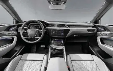  ??  ?? Im aufgeräumt­en Cockpit verschmelz­en Design und Technik Audi-typisch zu einer Einheit.