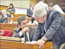  ??  ?? El senador Fidel Zavala (d) conversa con su colega Blas Lanzoni (PLRA), durante la sesión del Senado, ayer.