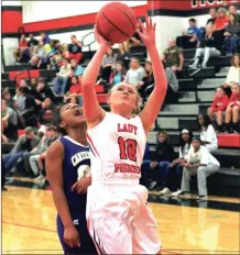  ?? LARRY GREESON / For the Calhoun Times ?? Sonoravill­e’s Cortney Williams goes up for a shot over a Cartersvil­le defender during the first quarter.