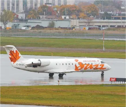  ?? MICHAËL MONNIER LE DEVOIR ?? Un peu moins de 70% des destinatio­ns au Québec ne sont desservies que par Air Canada.