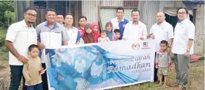  ??  ?? RUJI (tiga kanan) dan Salim (dua kanan) serta romongan PPNS menjayakan Program Ziarah Ramadan di Kampung Ulu Lohan, Ranau.