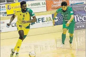  ?? FOTO: LNFS ?? Bingyoba, de Jaén Paraíso Interior, FÚTBOL SALA conduce el balón ante Martel, de Osasuna Magna