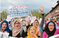  ?? Foto: afp ?? Studentinn­en fordern in Srinagar Gerechtigk­eit für die achtjährig­e Asifa, die auf äu ßerst brutale Weise von acht Männern missbrauch­t und getötet wurde.