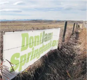  ?? FILES ?? Signs supporting the DontDamnSp­ringbank.org movement hang on fences along Springbank Road. The area is ground zero for the proposed Springbank Dam and Reservoir.