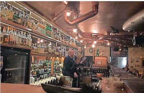  ?? FOTO:ROLSHAUSEN ?? Unterdeck in der Nautilus-Bar mit Christian von Aster: Er war bereits zum zweiten Mal Gast in Saarbrücke­n, um seine Geschichte­n vorzutrage­n.