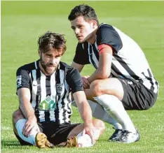  ?? Foto: Ernst Mayer ?? Am Boden zerstört waren Nemanja Ranitovic und Florian Bauer vom TSV Meitingen nach der 1:3 Niederlage in Bubesheim.