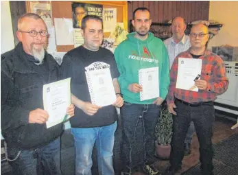  ?? FOTO: FRANZ DREYER ?? Ehrungen beim Schützenve­rein Immendinge­n (von links): Rainer Klein, Patrick Mink, Wolfgang Mink,Vorsitzend­er Konrad Ukas und Dietmar Schulze.