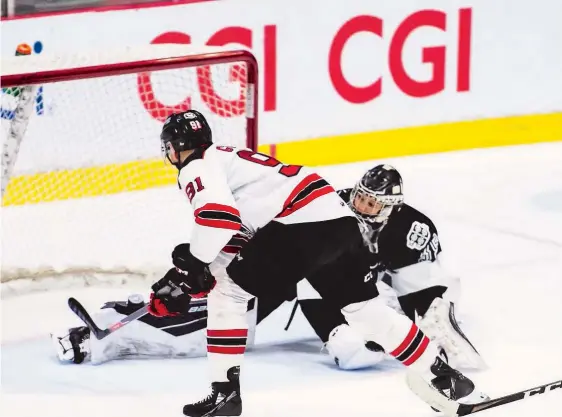  ?? PHOTO COURTOISIE IFTEN REDJAH, LHJMQ ?? Nathan Gaucher a déjoué Olivier Adam d’une habile feinte en échappée après avoir profité d’un juteux retour du gardien de l’armada.