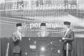  ?? — Gambar Bernama ?? PERASMIAN: Yang di-Pertuan Agong Al-Sultan Abdullah (tengah) berkenan menyaksika­n pelancaran Sukuk Prihatin di Kementeria­n Kewangan di Putrajaya, semalam. Turut sama Muhyiddin (kiri) dan Tengku Zafrul.